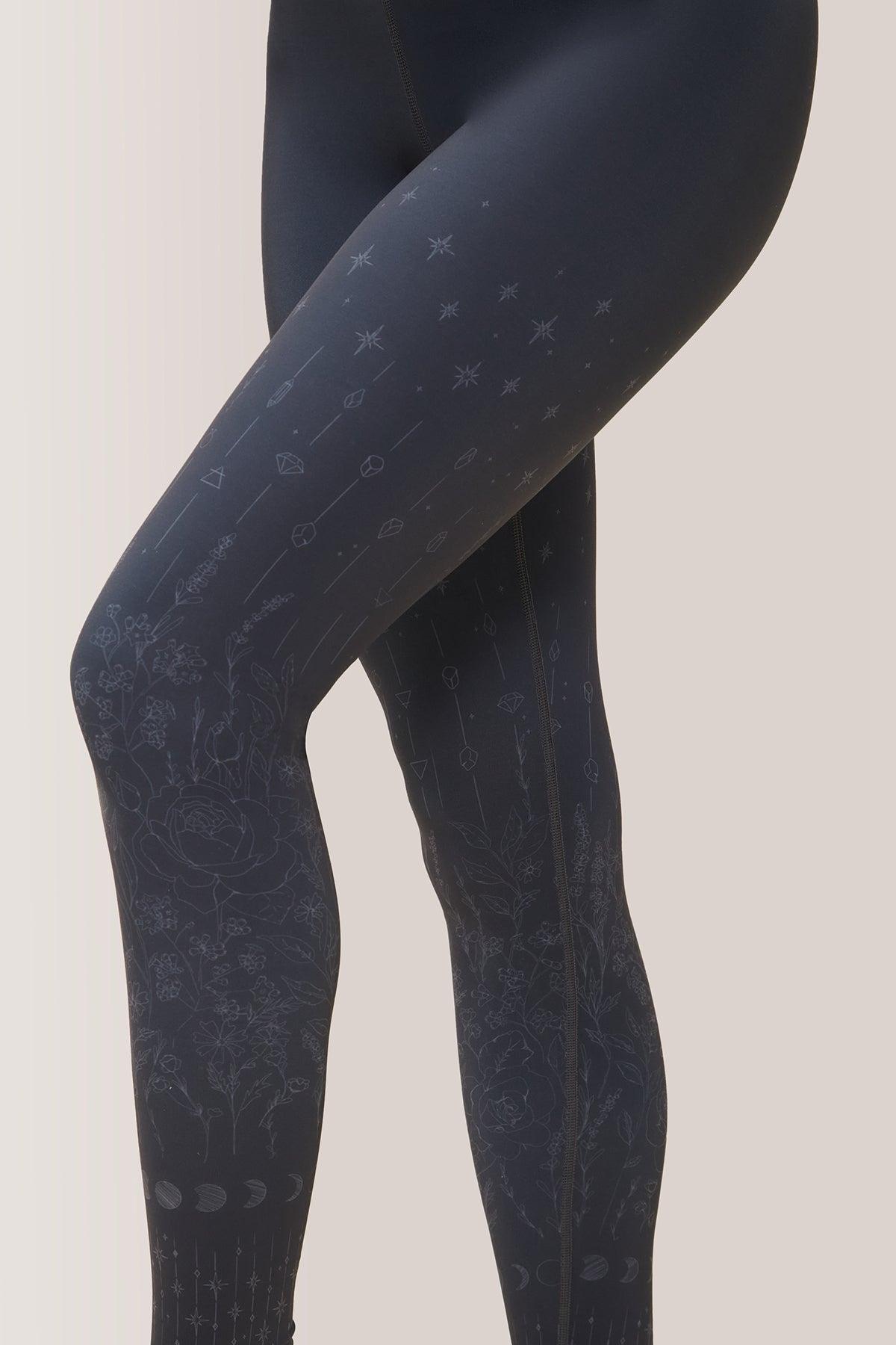 Femme qui porte les leggins réversibles de Rose Boreal./ Women wearing the Reversible Legging by Rose Boreal. -Oracle