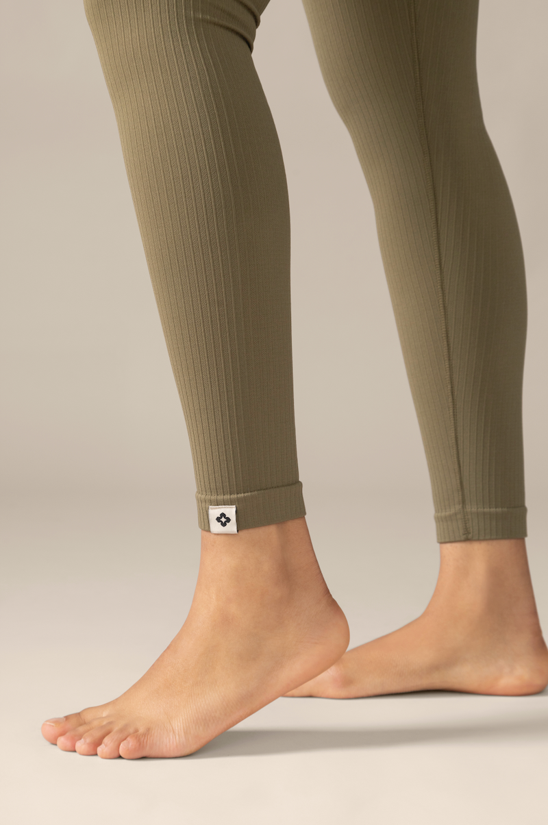 Women wearing the Contour Seamless Legging in Olive / Femme qui porte le Legging Contour Sans Coutures en Olive