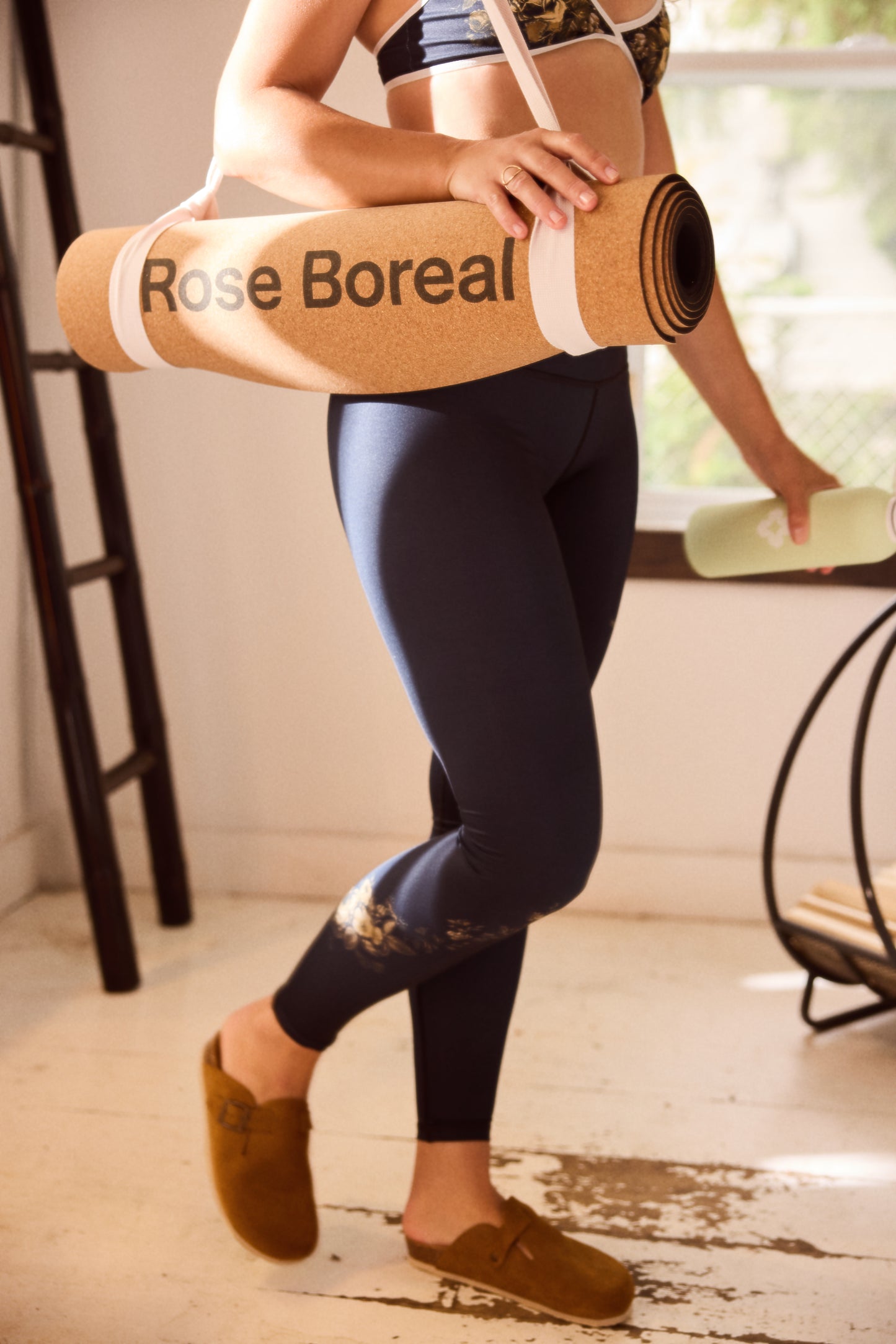 Women wearing the Reversible Ultralight High-Rise Legging - Charcoal English Garden Over Rose Boreal / Femme qui porte la bLegging Réversible Taille Haute Ultraléger - Jardin anglais charcoal Rose Over Boreal