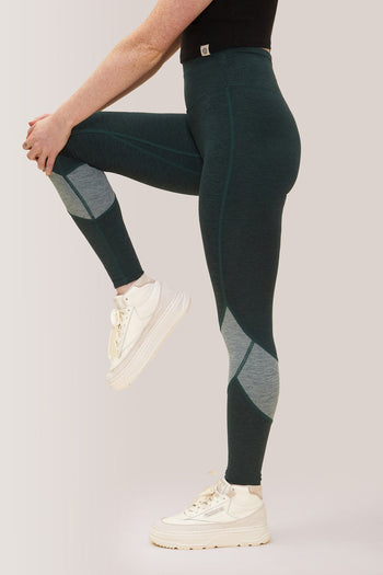 Femme qui porte les leggings Buttery Soft BFF High-Rise Keep Moving de Rose Boreal./ Women wearing the buttery soft BFF high-rise Keep Moving leggings from Rose Boreal. -Fern / Fougère / Fern Over