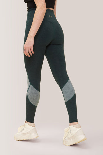 Femme qui porte les leggings Buttery Soft BFF High-Rise Keep Moving de Rose Boreal./ Women wearing the buttery soft BFF high-rise Keep Moving leggings from Rose Boreal. -Fern / Fougère