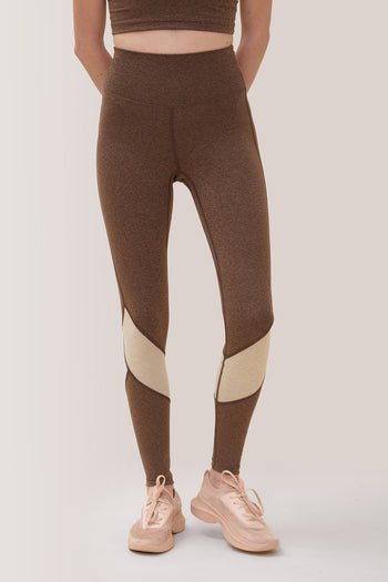 Femme qui porte les leggings Buttery Soft BFF High-Rise Keep Moving de Rose Boreal./ Women wearing the buttery soft BFF high-rise Keep Moving leggings from Rose Boreal. -Truffle / Truffe