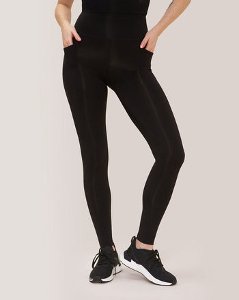 Women wearing the Rose Buddha Commando leak-Proof Legging in Total Eclipse / Femme qui porte le legging commando anti-fuites Éclipse Totale.