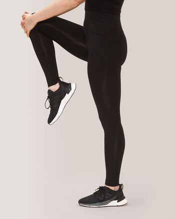 Women wearing the Rose Buddha Commando leak-Proof Legging in Total Eclipse / Femme qui porte le legging commando anti-fuites Éclipse Totale.