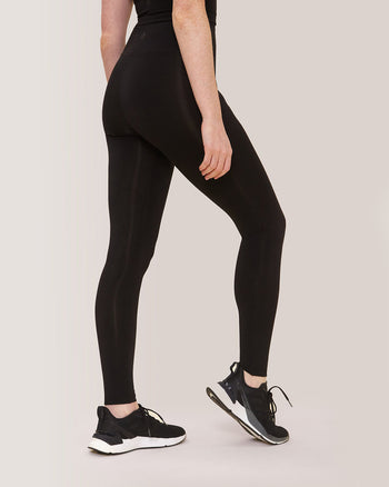 Women wearing the Rose Buddha Commando leak-Proof Legging in Total Eclipse / Femme qui porte le legging commando anti-fuites Éclipse Totale.