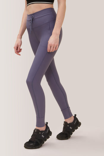 Femme qui porte le legging avec pochettes Stay Flex de Rose Boreal./ Women wearing the Stay Flex Legging with Pockets from Rose Boreal. - Grisaille