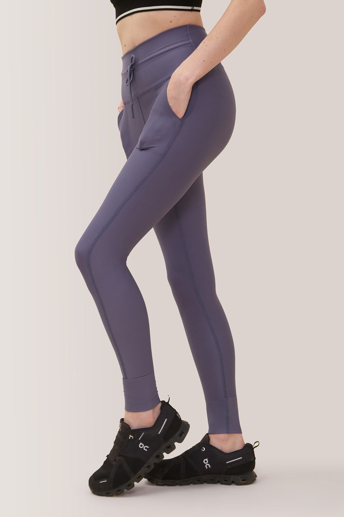 Femme qui porte le legging avec pochettes Stay Flex de Rose Boreal./ Women wearing the Stay Flex Legging with Pockets from Rose Boreal. - Grisaille