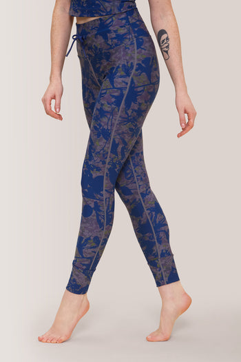 Femme qui porte le legging avec pochettes Stay Flex de Rose Boreal./ Women wearing the Stay Flex Legging with Pockets from Rose Boreal. - Ice Orchid Over / Orchidee de Glace Over