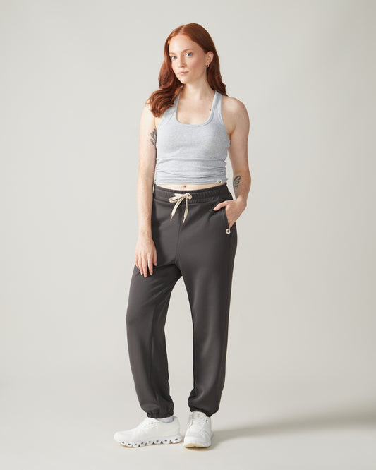 Women wearing the Edelweiss Jogger Pants by Rose Boreal - Shadow / Femme qui porte le pantalon jogger edelweiss de Rose Boreal - Ombre