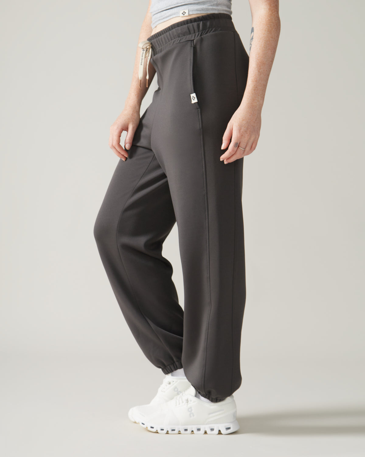 Women wearing the Edelweiss Jogger Pants by Rose Boreal - Shadow / Femme qui porte le pantalon jogger edelweiss de Rose Boreal - Ombre