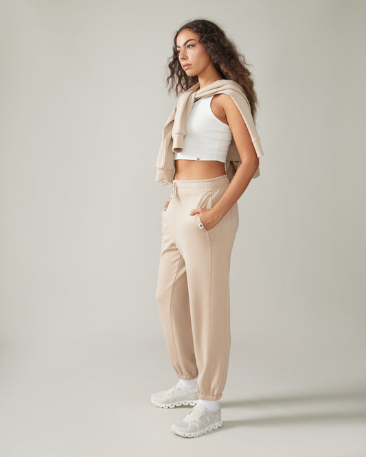 Women wearing the Edelweiss Jogger Pants by Rose Boreal - Almond / Femme qui porte le pantalon jogger edelweiss de Rose Boreal - Amande