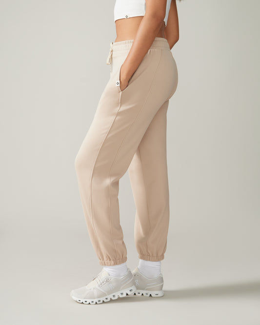 Women wearing the Edelweiss Jogger Pants by Rose Boreal - Almond / Femme qui porte le pantalon jogger edelweiss de Rose Boreal - Amande