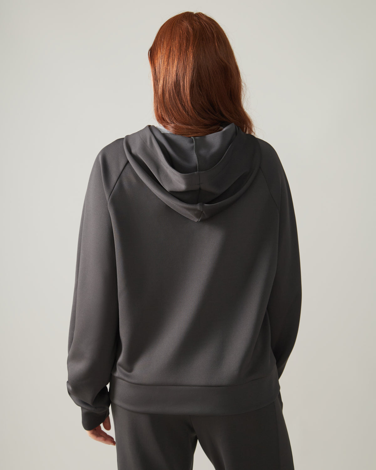 Women wearing the Horizon Hoodie from Rose Boreal - Shadow / Femme qui porte le chandail horizon de Rose Boreal - Ombre