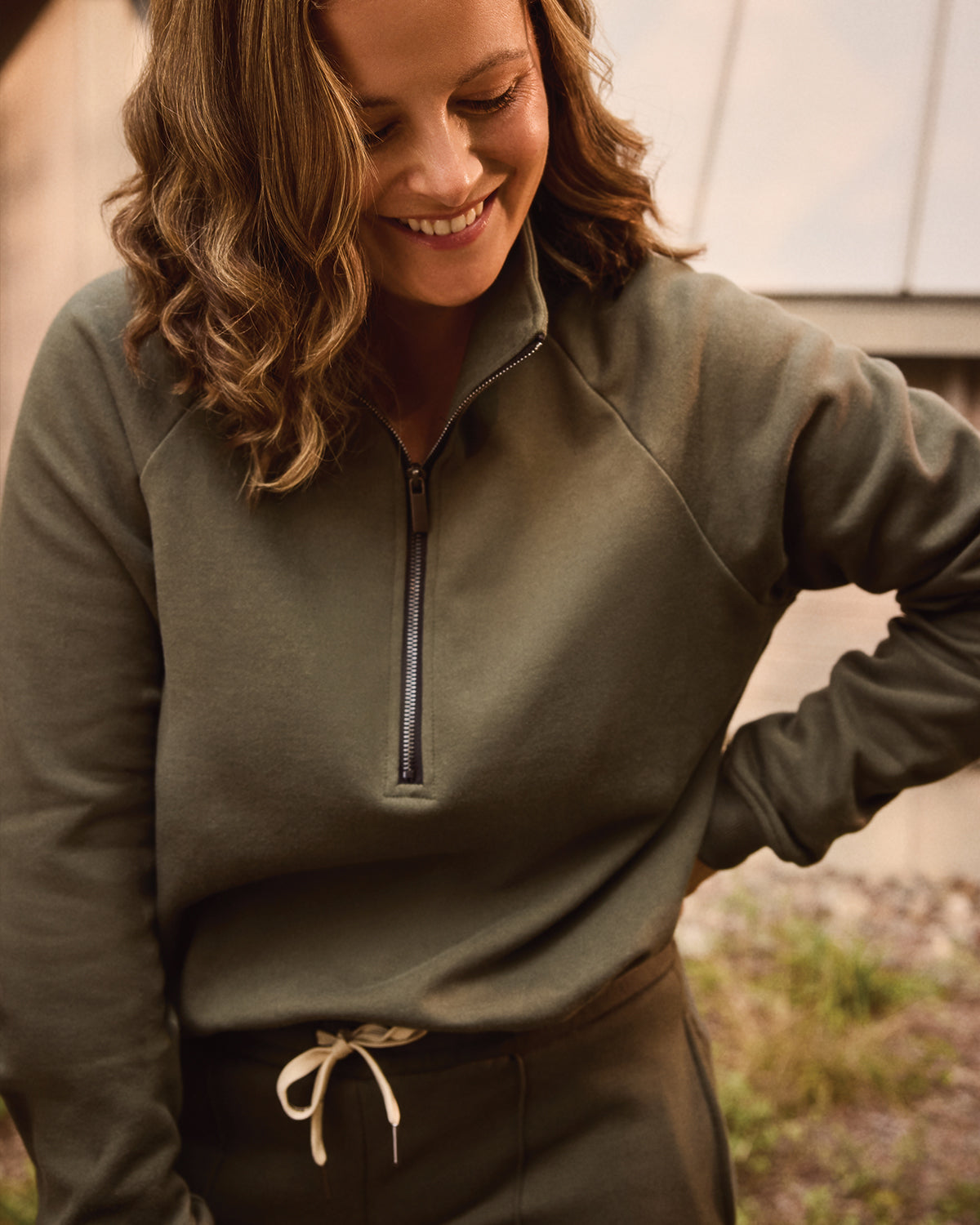 Women wearing the Wayfarer sweatshirt by Rose Boreal - Moss / Femme qui porte le Chandail voyageur de Rose Boreal - Mousse.