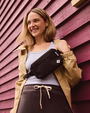 Women wearing the Rose Boreal Belt Bag - Total Eclipse Over / Femme qui porte le Sac de Ceinture de Rose Boreal - Éclipse Totale Over