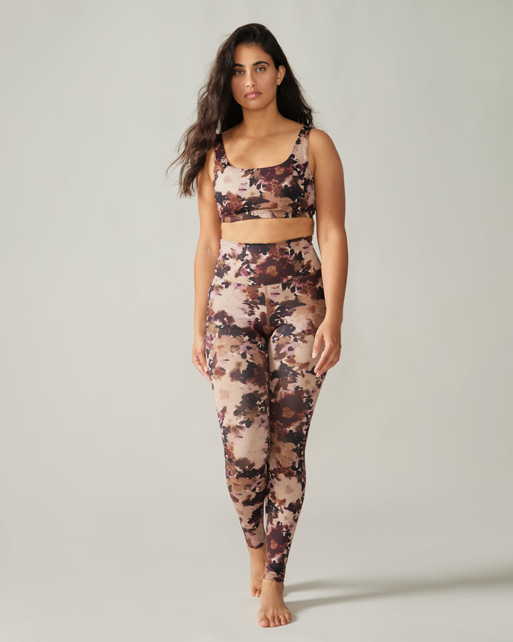 Women wearing the Buttery Soft BFF High-Rise Legging by Rose Boreal - Floral Dream Over / Femme qui porte le Legging BFF Brossé Taille Haute de Rose Boreal - Rêve fleuri Over