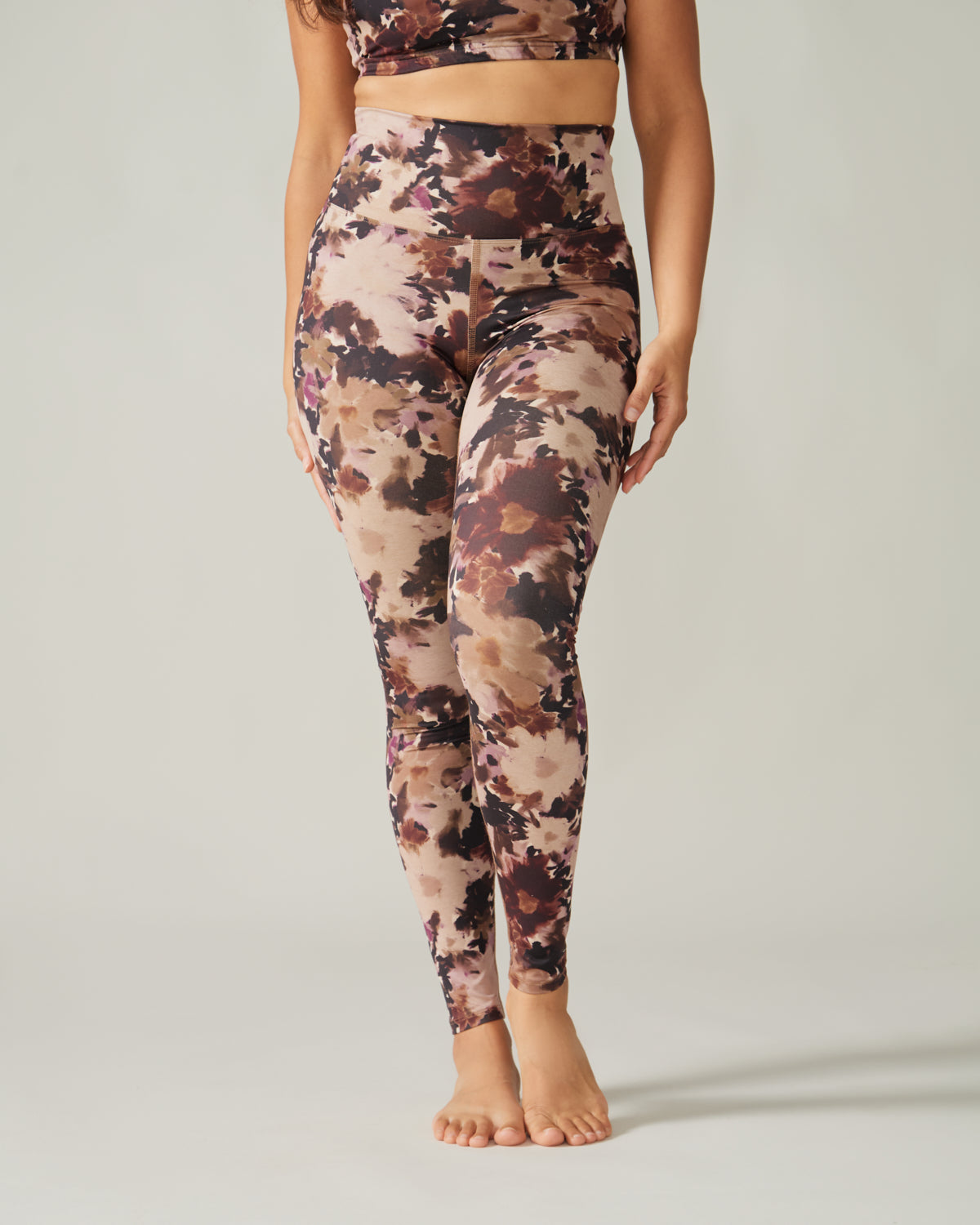 Women wearing the Buttery Soft BFF High-Rise Legging by Rose Boreal - Floral Dream / Femme qui porte le Legging BFF Brossé Taille Haute de Rose Boreal - Rêve fleuri