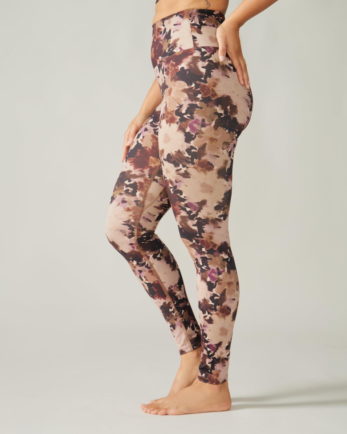 Women wearing the Buttery Soft BFF High-Rise Legging by Rose Boreal - Floral Dream / Femme qui porte le Legging BFF Brossé Taille Haute de Rose Boreal - Rêve fleuri