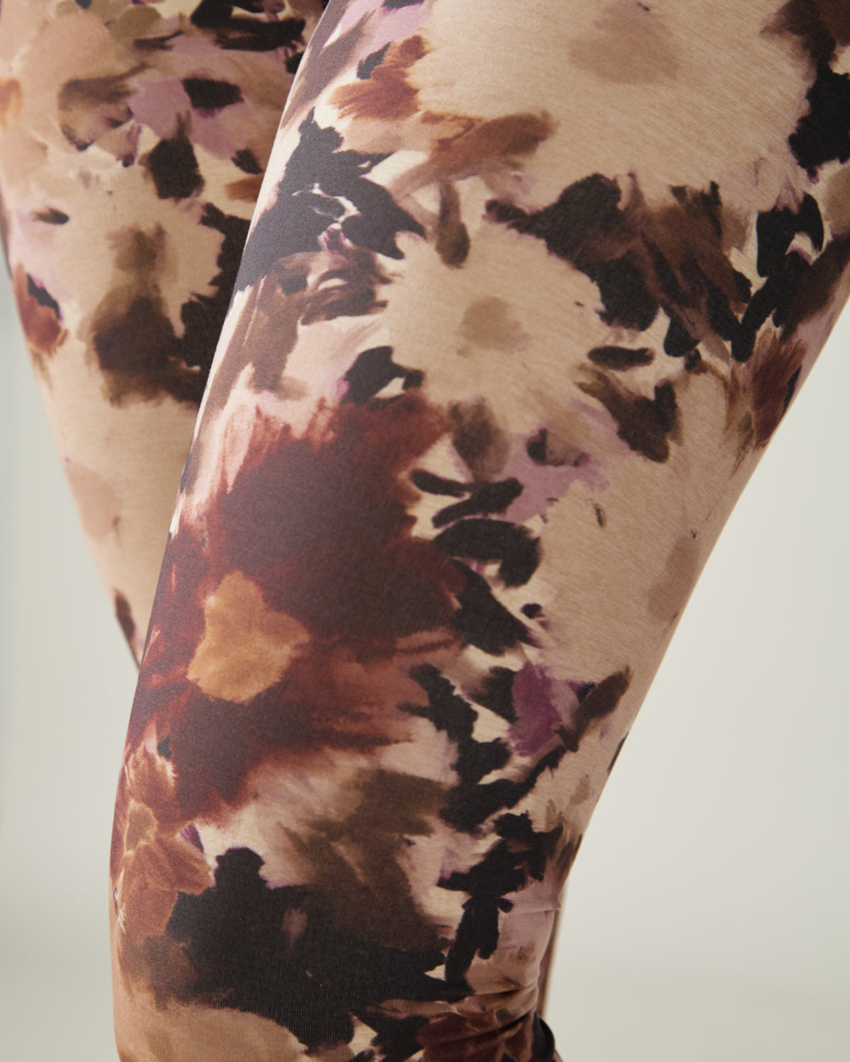 Women wearing the Buttery Soft BFF High-Rise Legging by Rose Boreal - Floral Dream / Femme qui porte le Legging BFF Brossé Taille Haute de Rose Boreal - Rêve fleuri