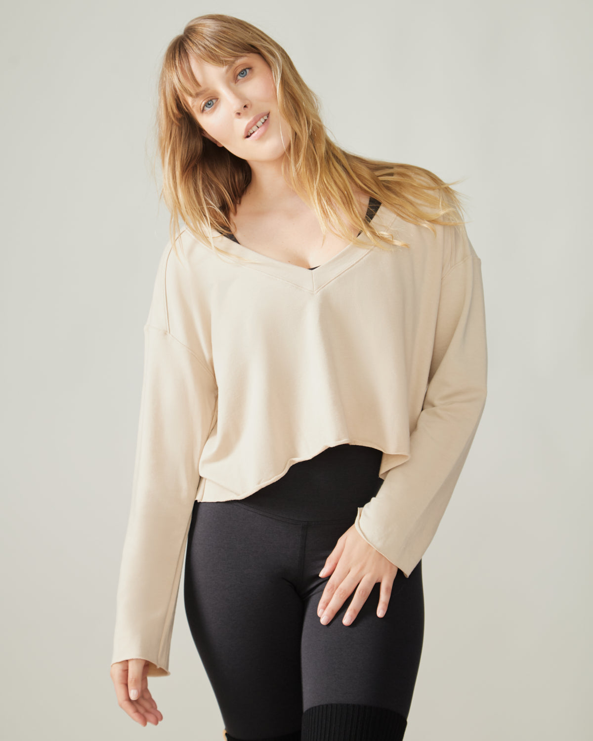 Women wearing the Rose Boreal Breeze Pullover - Sand Beige / Femme qui porte le Chandail Breeze de Rose Boreal - Beige Sable