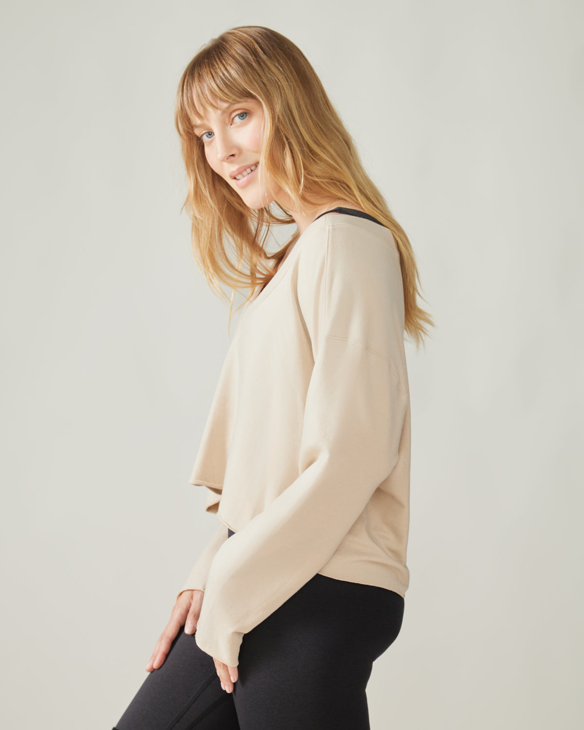 Women wearing the Rose Boreal Breeze Pullover - Sand Beige / Femme qui porte le Chandail Breeze de Rose Boreal - Beige Sable