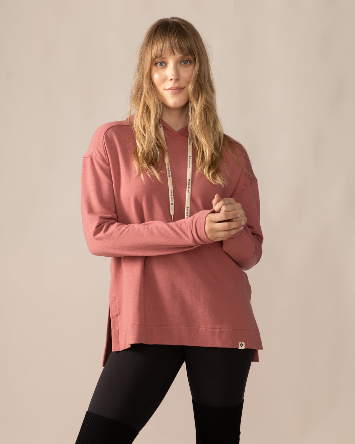 Women wearing the Chill Out Hoodie by Rose Boreal - Blush / Femme qui porte le Chandail à capuche trop relax de Rose Boreal - Rosée