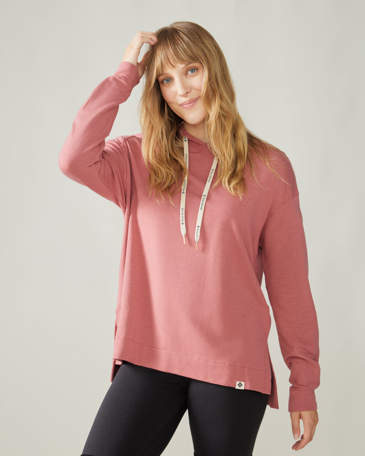 Women wearing the Chill Out Hoodie by Rose Boreal - Blush Over / Femme qui porte le Chandail à capuche trop relax de Rose Boreal - Rosée Over