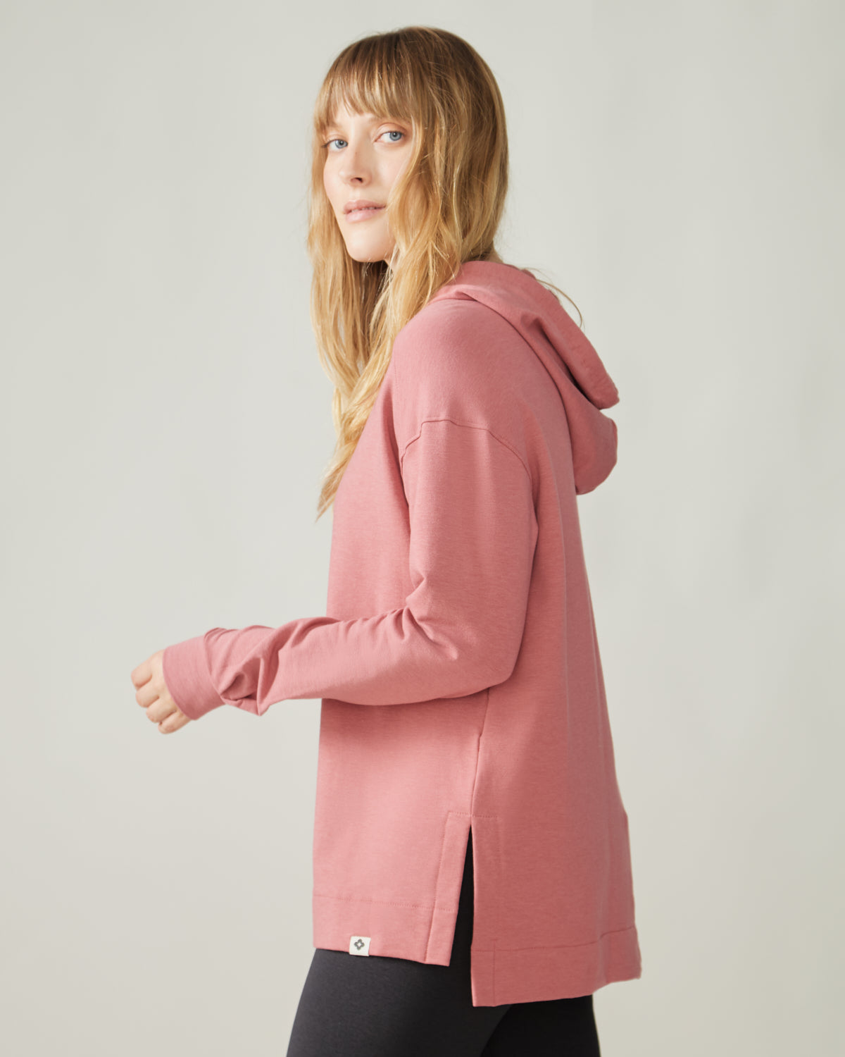 Women wearing the Chill Out Hoodie by Rose Boreal - Blush / Femme qui porte le Chandail à capuche trop relax de Rose Boreal - Rosée