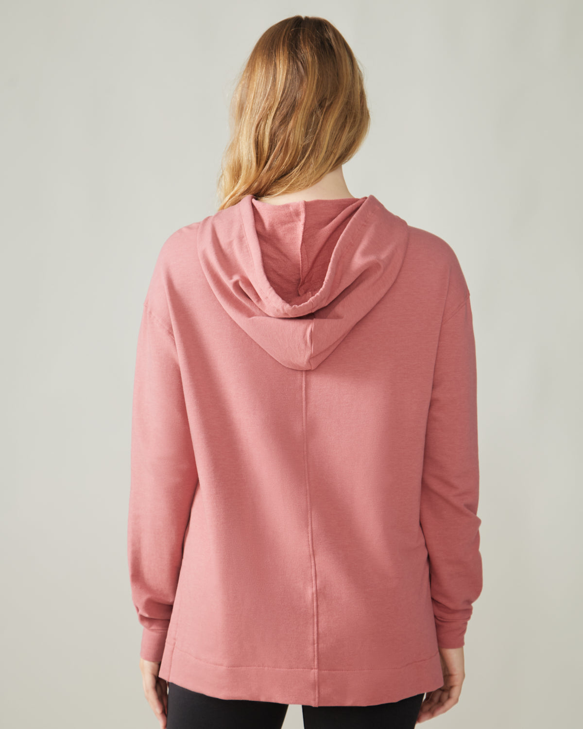 Women wearing the Chill Out Hoodie by Rose Boreal - Blush / Femme qui porte le Chandail à capuche trop relax de Rose Boreal - Rosée