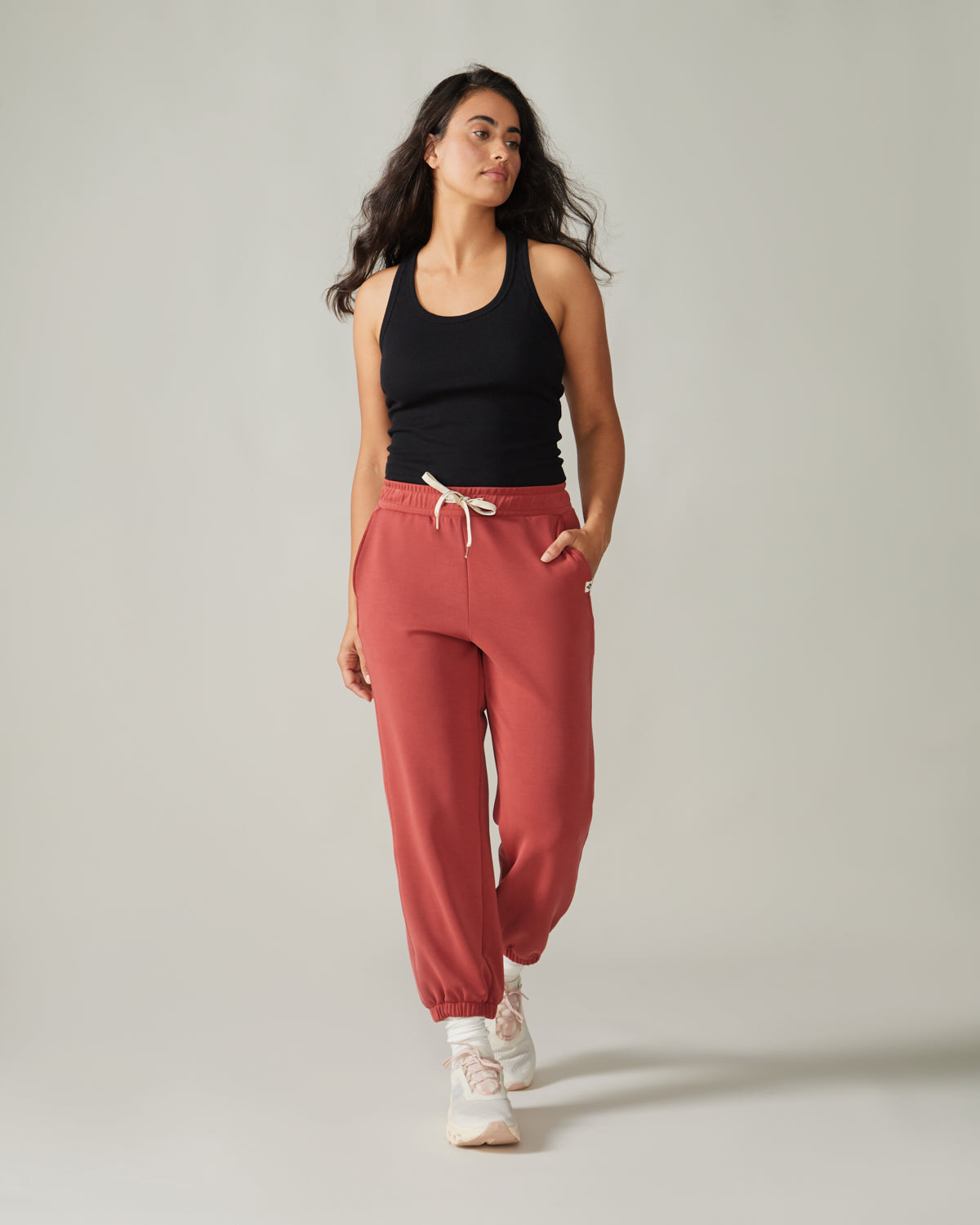 Women wearing the Edelweiss Jogger Pants by Rose Boreal - Rubis/ Femme qui porte le pantalon jogger edelweiss de Rose Boreal - Rubis