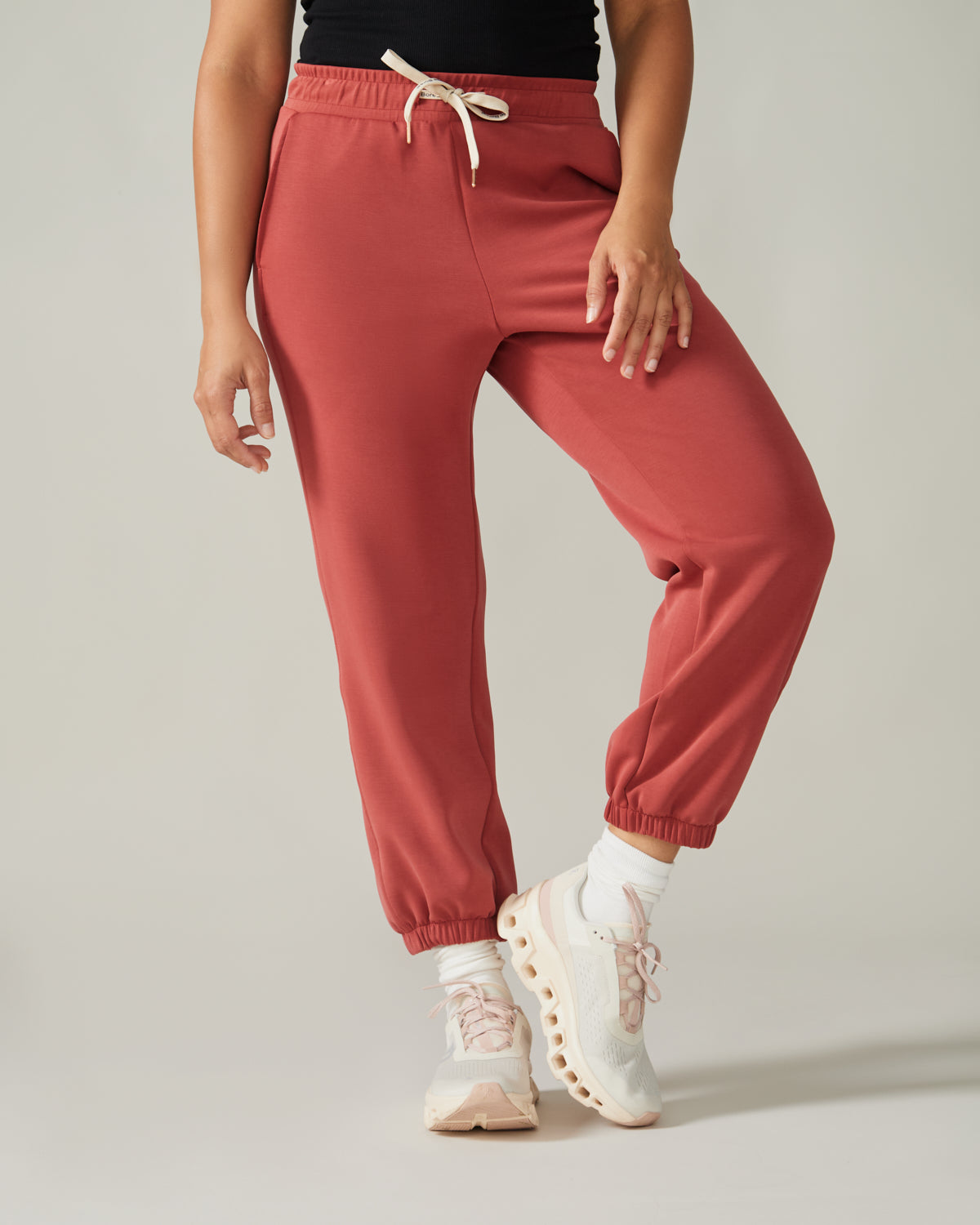 Women wearing the Edelweiss Jogger Pants by Rose Boreal - Rubis / Femme qui porte le pantalon jogger edelweiss de Rose Boreal - Rubis