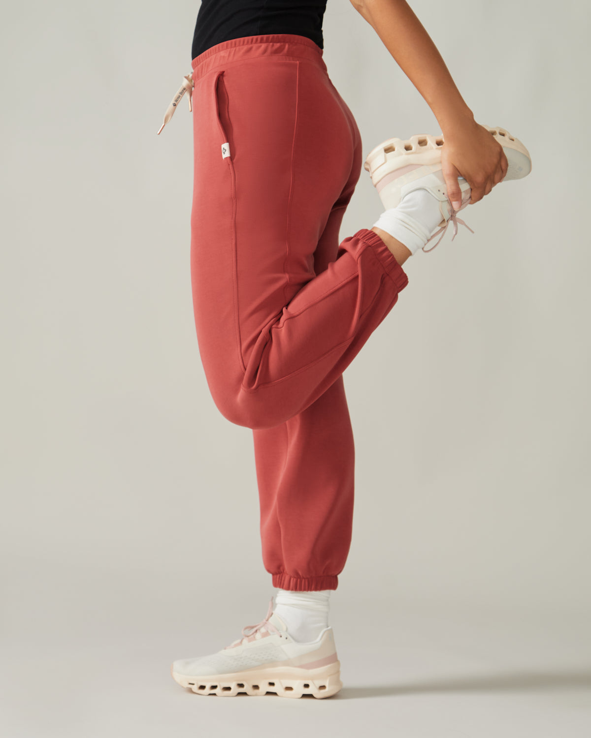 Women wearing the Edelweiss Jogger Pants by Rose Boreal - Rubis / Femme qui porte le pantalon jogger edelweiss de Rose Boreal - Rubis