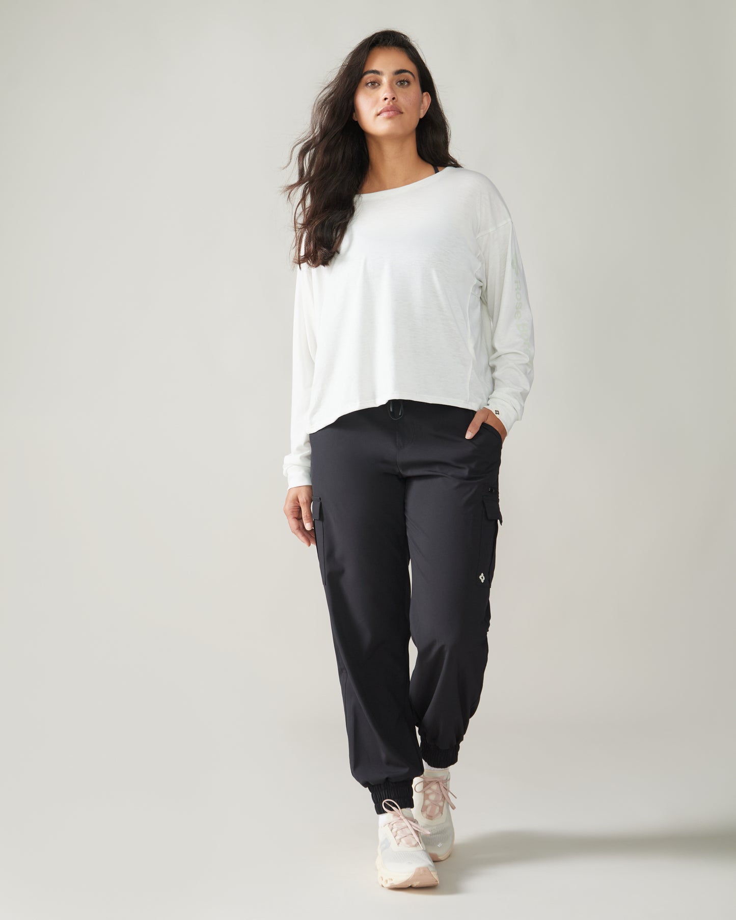 Women wearing the Slow Day Long-Sleeve Shirt by Rose Boreal - Natural White Over. / Femme qui porte le chandail Slow Day de Rose Boreal - Blanc Naturel Over.