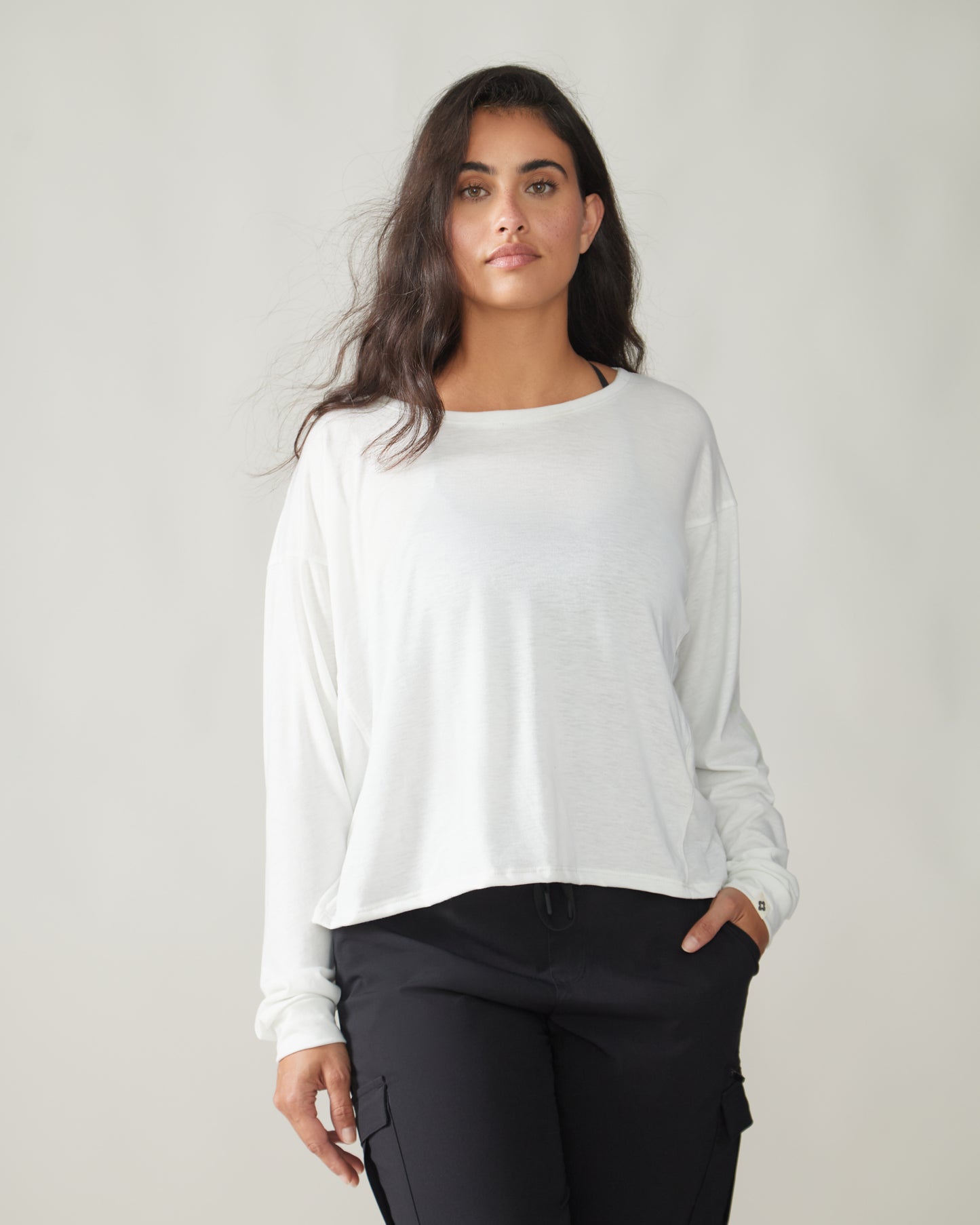 Women wearing the Slow Day Long-Sleeve Shirt by Rose Boreal - Natural White. / Femme qui porte le chandail Slow Day de Rose Boreal - Blanc Naturel.