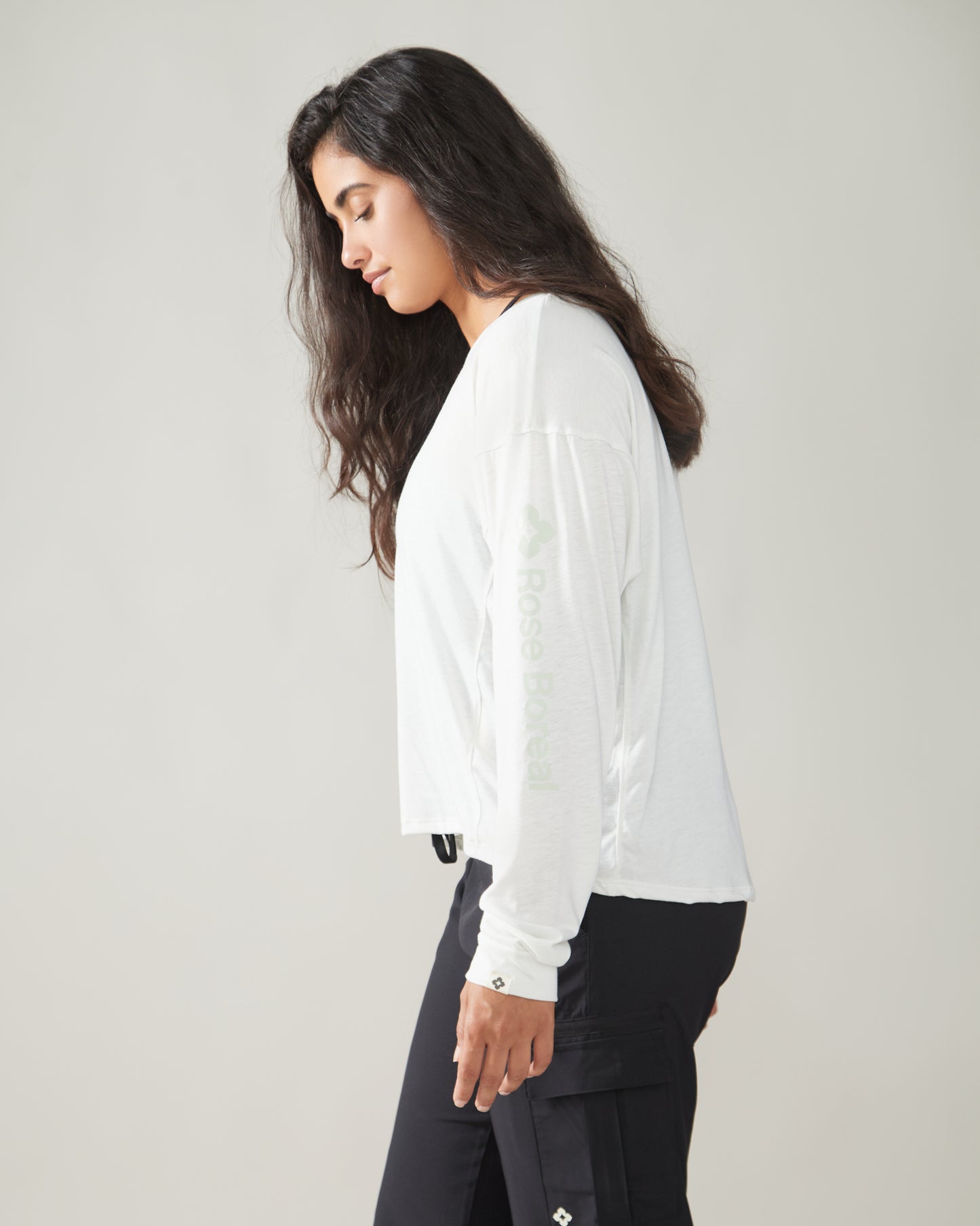 Women wearing the Slow Day Long-Sleeve Shirt by Rose Boreal - Natural White. / Femme qui porte le chandail Slow Day de Rose Boreal - Blanc Naturel.