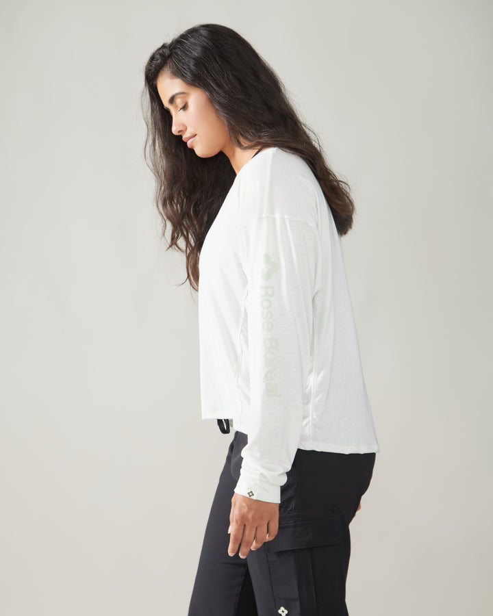 Women wearing the Slow Day Long-Sleeve Shirt by Rose Boreal - Natural White / Femme qui porte le Chandail Slow Day de Rose Boreal - Blanc Naturel