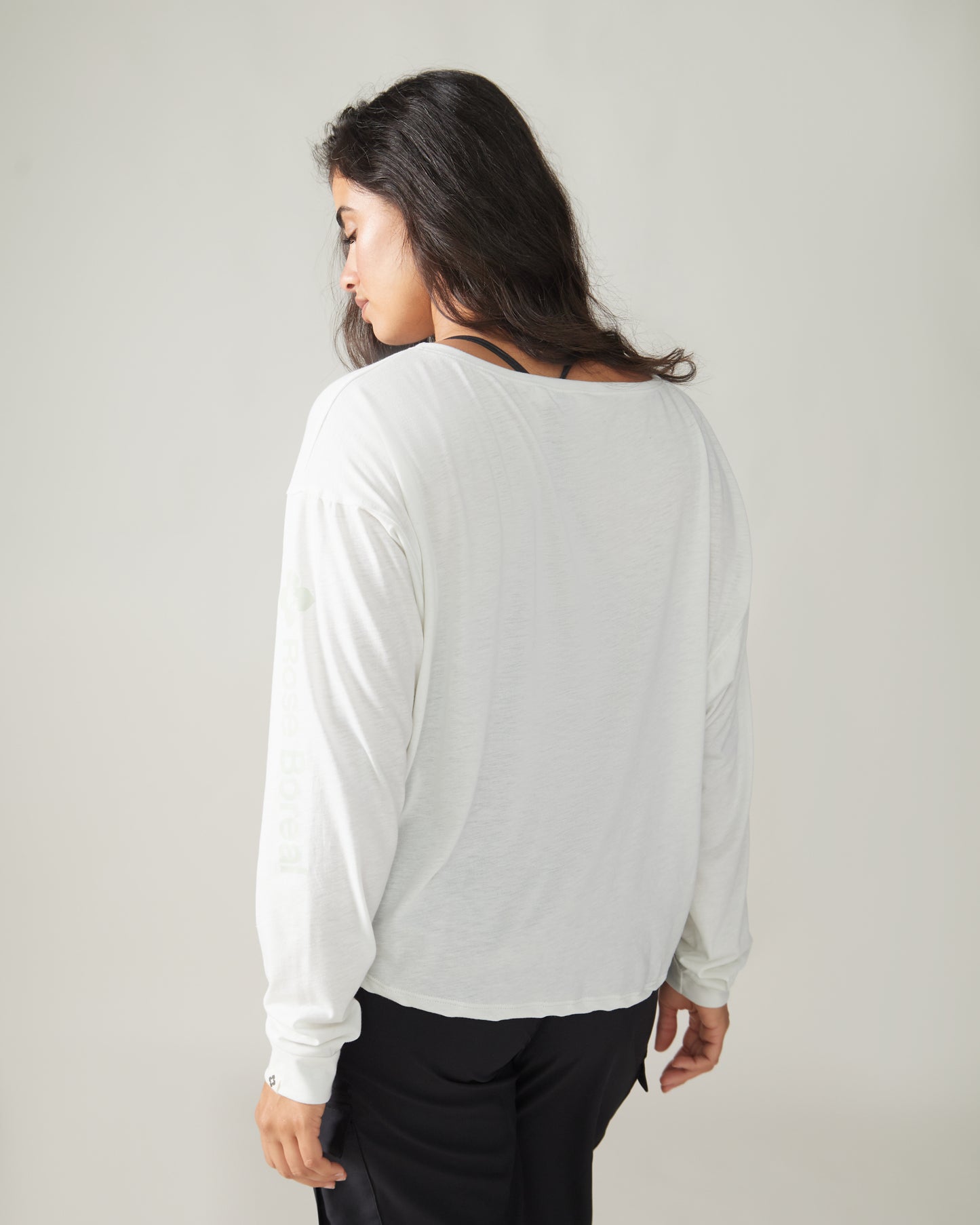 Women wearing the Slow Day Long-Sleeve Shirt by Rose Boreal - Natural White. / Femme qui porte le chandail Slow Day de Rose Boreal - Blanc Naturel.