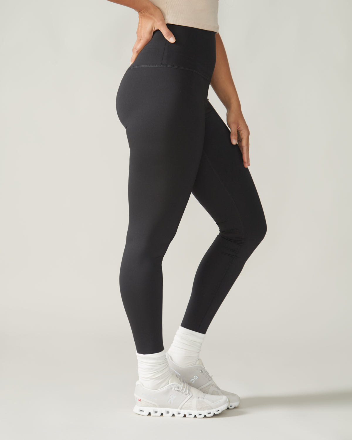 Women wearing the Solstice Ultralight High-Rise Legging by Rose Boreal - Total Eclipse / Femme qui porte le Legging Solstice Ultraléger Taille haute de Rose Boreal - Éclipse Totale