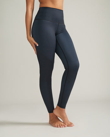 Women wearing the Reversible Ultralight High-Rise Legging - Charcoal English Garden Rose Boreal / Femme qui porte la bLegging Réversible Taille Haute Ultraléger - Jardin anglais charcoal Rose Boreal