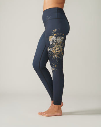 Women wearing the Legging Réversible Taille Haute Ultraléger - Jardin anglais charcoal Over / Femme qui porte le Legging Réversible Taille Haute Ultraléger - Jardin anglais charcoal Over