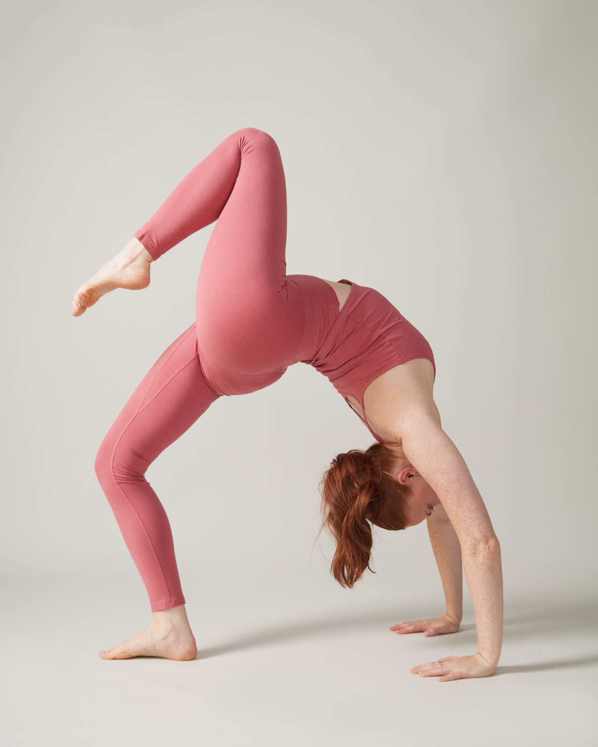 Women wearing the Buttery Soft BFF Hihg-Rise Legging by Rose Boreal - Cherry / Femme qui porte le legging BFF brossé taille haute de Rose Boreal - Cerise