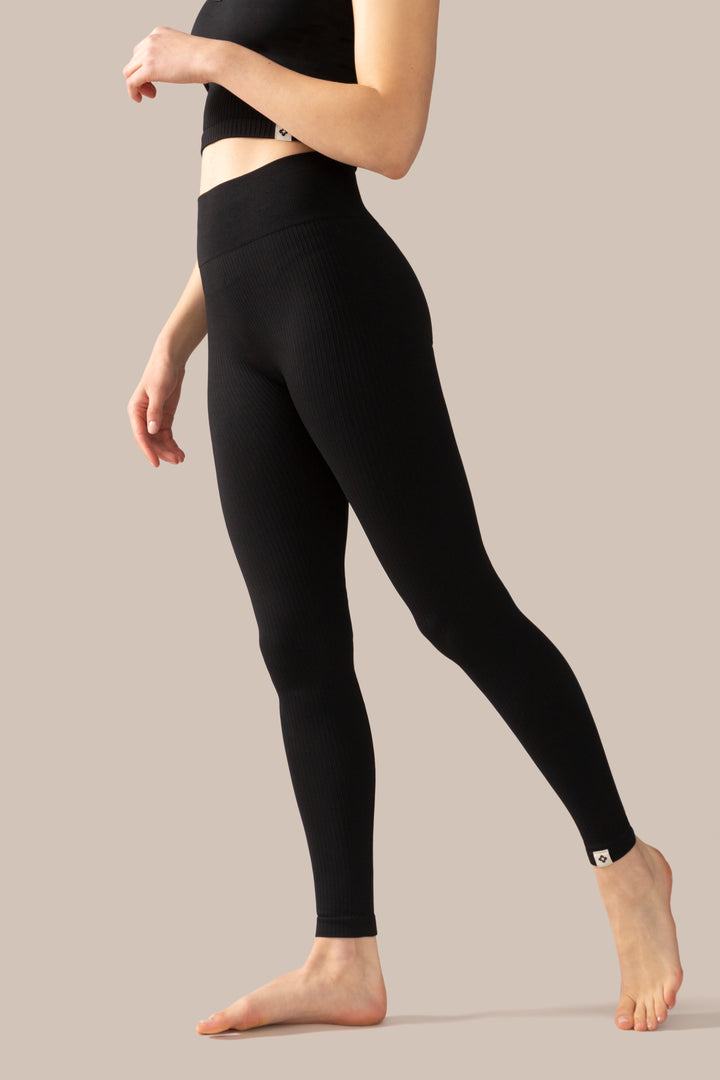 Women wearing the Contour Seamless Legging in Total Eclipse Over / Femme qui porte le Legging Contour Sans Coutures en Éclipse Totale Over