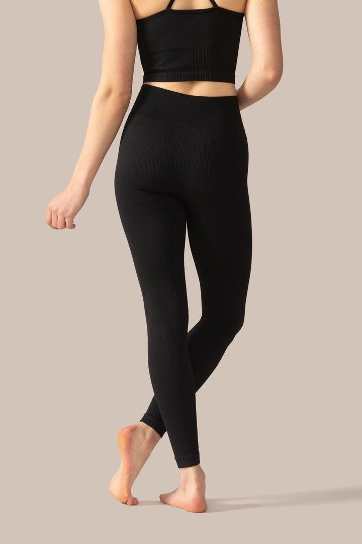 Women wearing the Contour Seamless Legging in Total Eclipse / Femme qui porte le Legging Contour Sans Coutures en Éclipse Totale