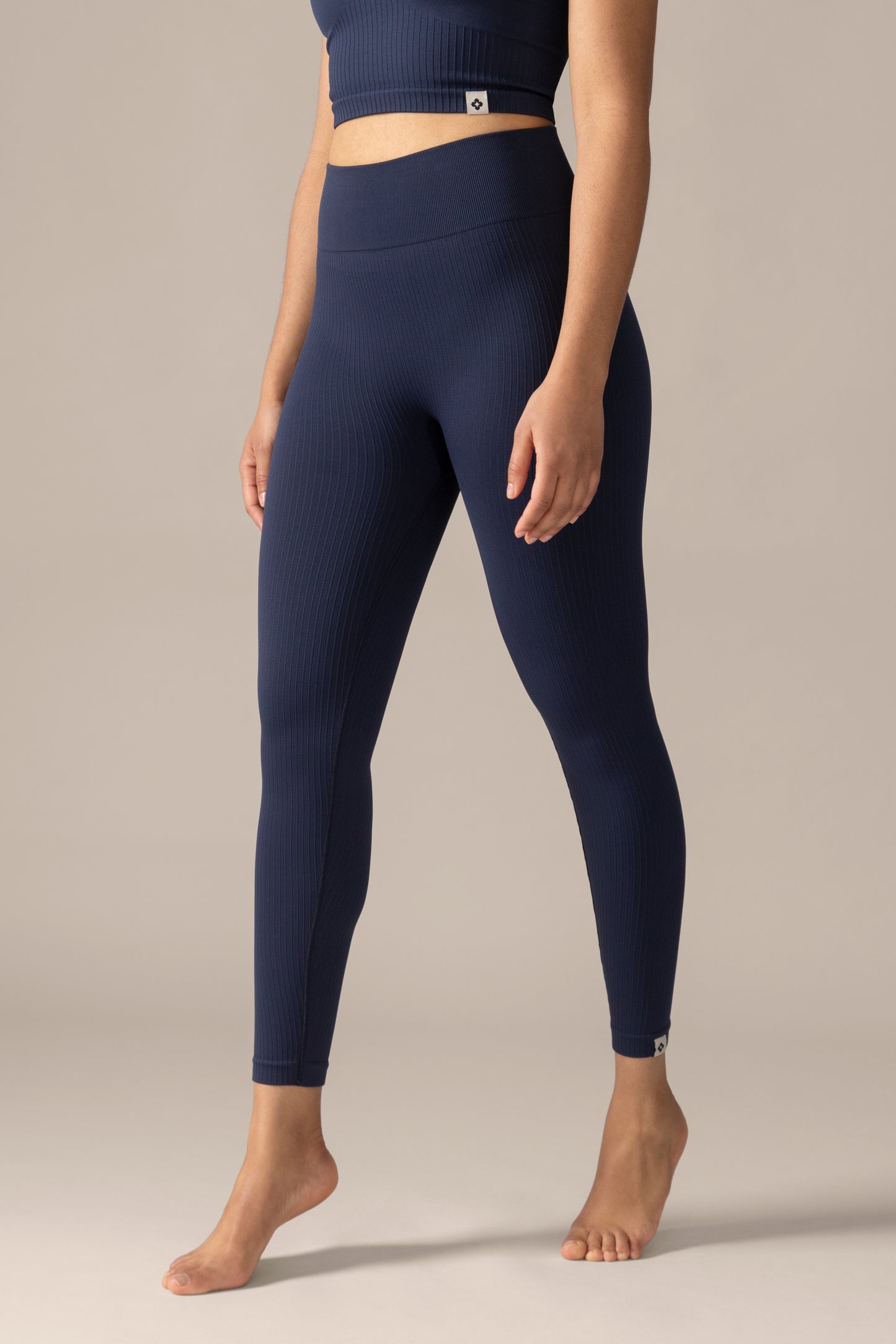 Women wearing the Contour Seamless Legging in Fjord / Femme qui porte le Legging Contour Sans Coutures en Fjord