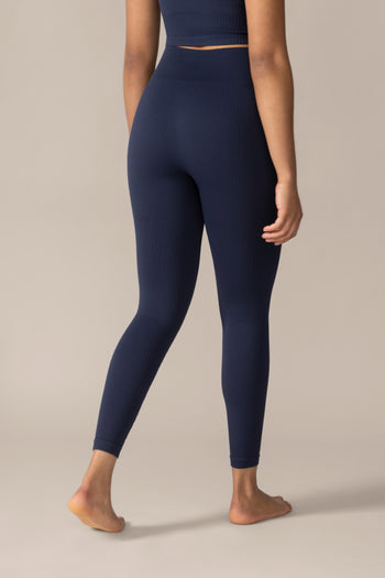 Women wearing the Contour Seamless Legging in Fjord / Femme qui porte le Legging Contour Sans Coutures en Fjord