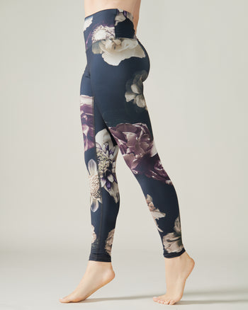 Women wearing the Reversible Ultralight High-Rise Legging by Rose Boreal - Gothic Bloom / Femme qui porte le Legging Réversible Taille Haute Ultraléger - Bouquet baroque