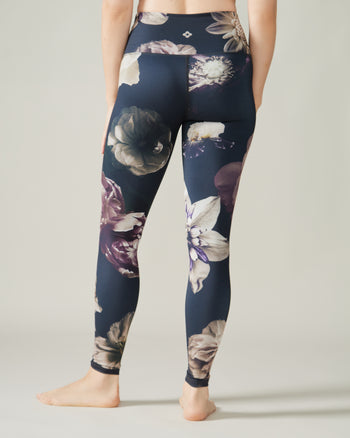 Women wearing the Reversible Ultralight High-Rise Legging by Rose Boreal - Gothic Bloom / Femme qui porte le Legging Réversible Taille Haute Ultraléger - Bouquet baroque