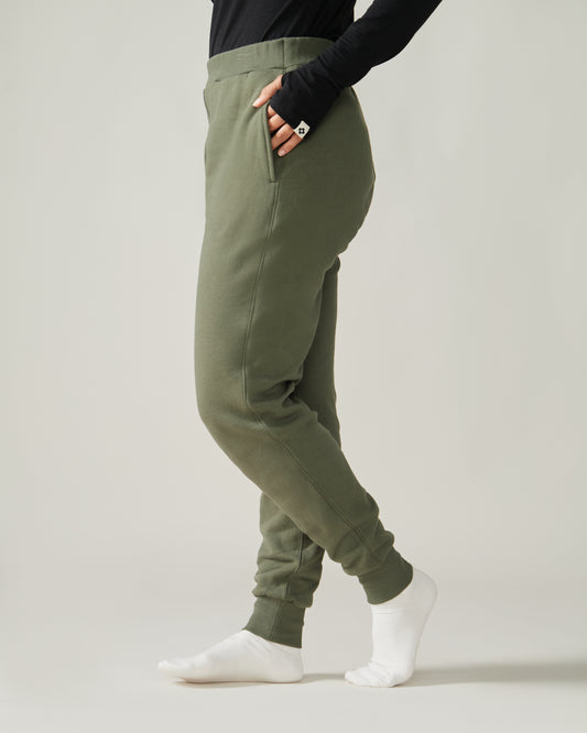 Women wearing the Kamouraska jogger by Rose Boreal - Moss / Femme qui porte le Jogging Kamouraska de Rose Boreal - Mousse