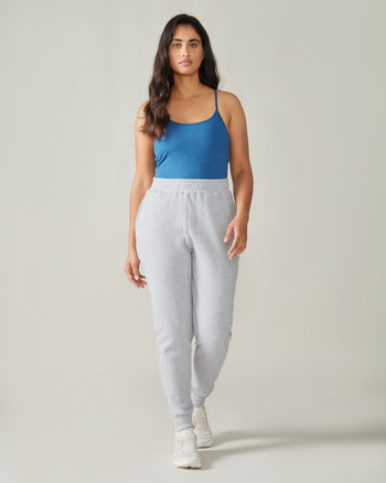 Women wearing the Mingan Jogger Pants by Rose Boreal- Moon / Femme qui porte le pantalon Jogging Mingan de Rose Boreal - Lune