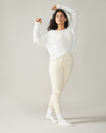 Women wearing the Mingan Jogger Pants by Rose Boreal- Natural / Femme qui porte le pantalon Jogging Mingan de Rose Boreal - Naturel